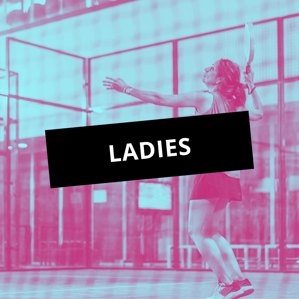 Une joueuse de padel en action sur le court, énergie et convivialité à Caen