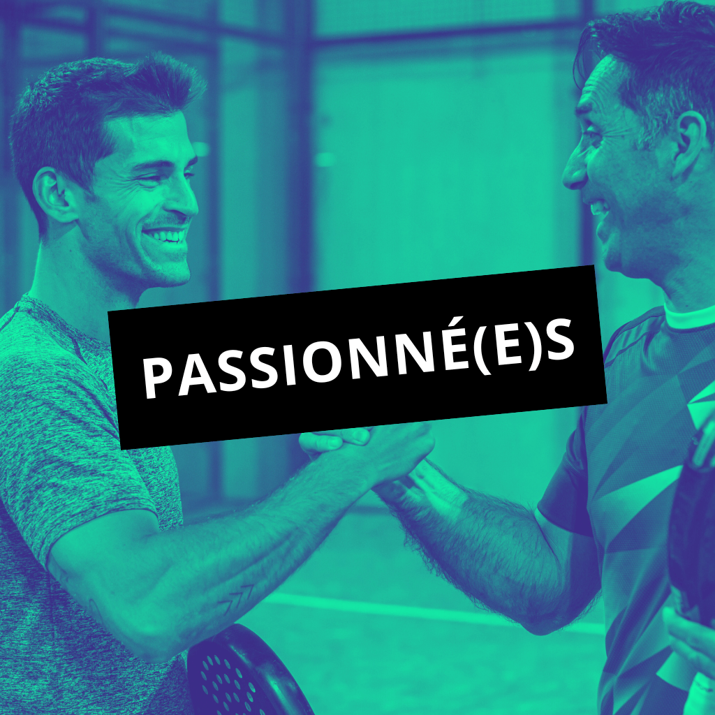 Un match de padel en double masculin, deux équipes s’affrontent sur le court à Caen